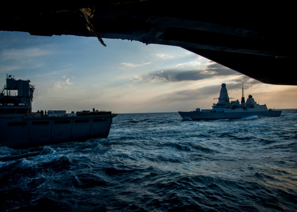 USS Carl Vinson replenishment 141105-N-WD464-011