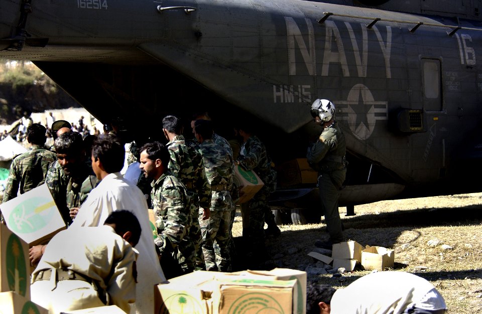 US Navy 051021-F-9085B-053 Pakistani soldiers unload disaster relief supplies from a U.S. Navy MH-53 Sea Dragon helicopter at Balakot, Pakistan