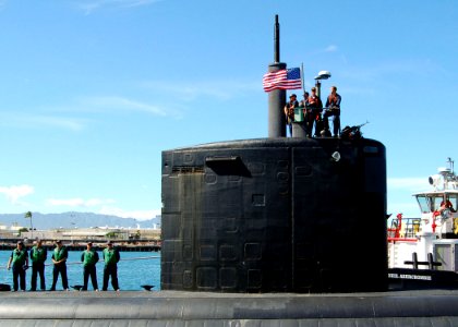 US Navy 051027-N-0879R-004 The Los Angeles-class fast attack submarine USS Charlotte (SSN 766) prepares to depart her homeport of Pearl Harbor