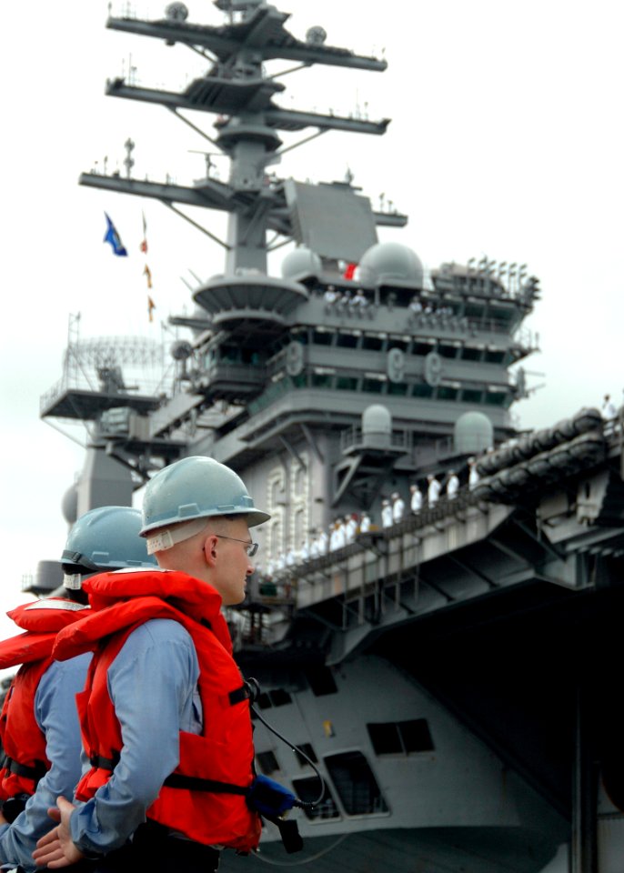 US Navy 051030-N-3019M-005 Line handlers assigned to Naval Station Pearl Harbor standby to assist as the nuclear-powered aircraft carrier USS Nimitz (CVN 68) enters Pearl Harbor, Hawaii for a brief port visit