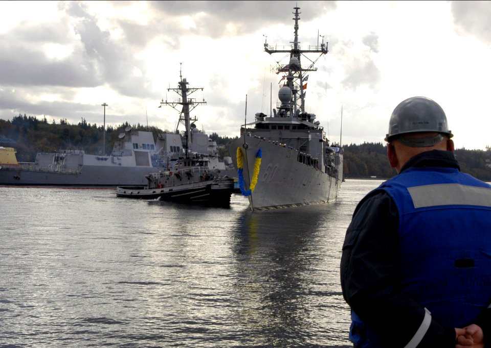 US Navy 051029-N-6477M-183 The guided missile frigate USS Rodney M. Davis (FFG 60) returns to her homeport of Naval Station Everett