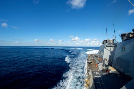 USS Cole conducts a turn during a torpedo evasion maneuvers exercise. (16088867522)
