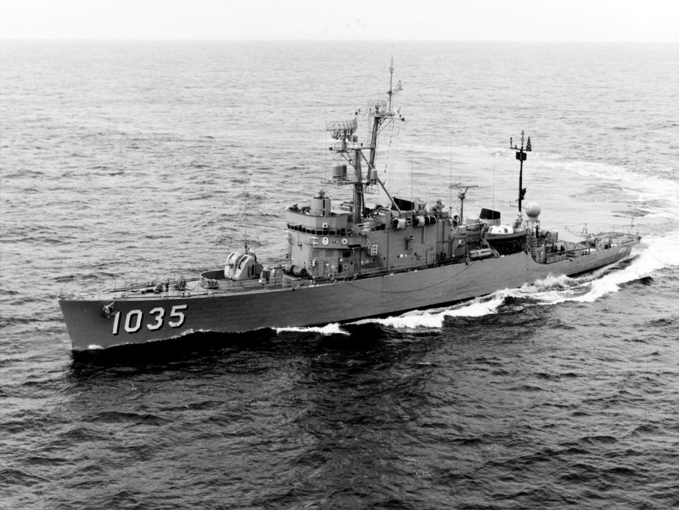 USS Charles Berry (DE-1035) underway off the coast of Hawaii on 16 November 1971 (NH 107504)
