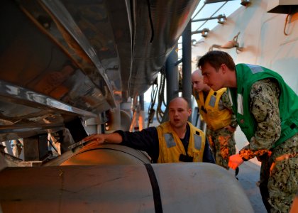 USS CARNEY (DDG 64) 131128-N-FO359-210 (11494391345)