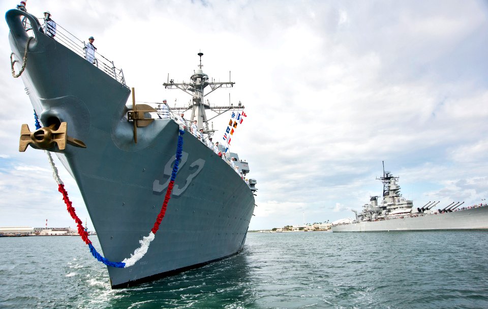 USS Chung-Hoon returns to Pearl Harbor 131001-N-IU636-163
