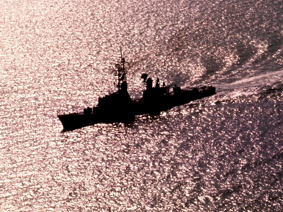 USS Claude V. Ricketts (DDG-5) underway at sea on 1 October 1977 (6433930)