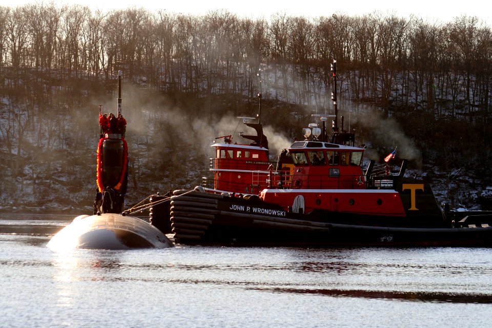 US Navy 051208-N-0653J-002 The Los Angeles-class fast attack submarine USS Miami (SSN 755), pulls into her homeport at Submarine Base New London