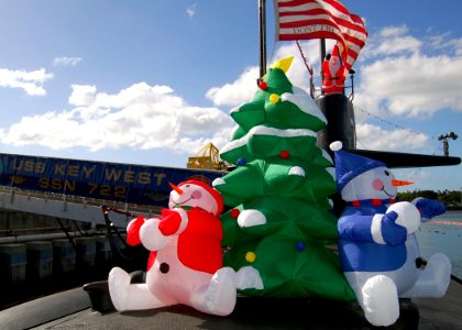 US Navy 051213-N-0879R-004 Christmas decorations adorn the deck of the Los Angeles-class fast attack submarine USS Key West (SSN 722)