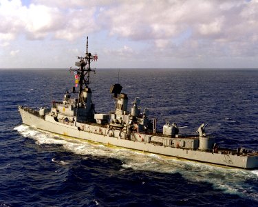 USS Cochrane (DDG-21) underway in the Pacific Ocean on 29 May 1981 (6405367)