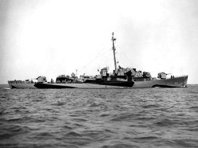 USS Dennis (DE-405) off Boston, Massachusetts (USA), on 20 May 1944 (L45-74.08.01)