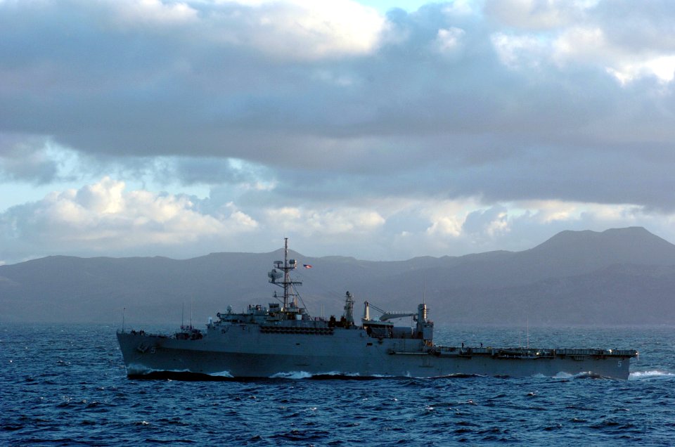 US Navy 060115-N-9866B-011 The amphibious transport dock ship USS Ogden (LPD 5) underway off the coast of Southern California