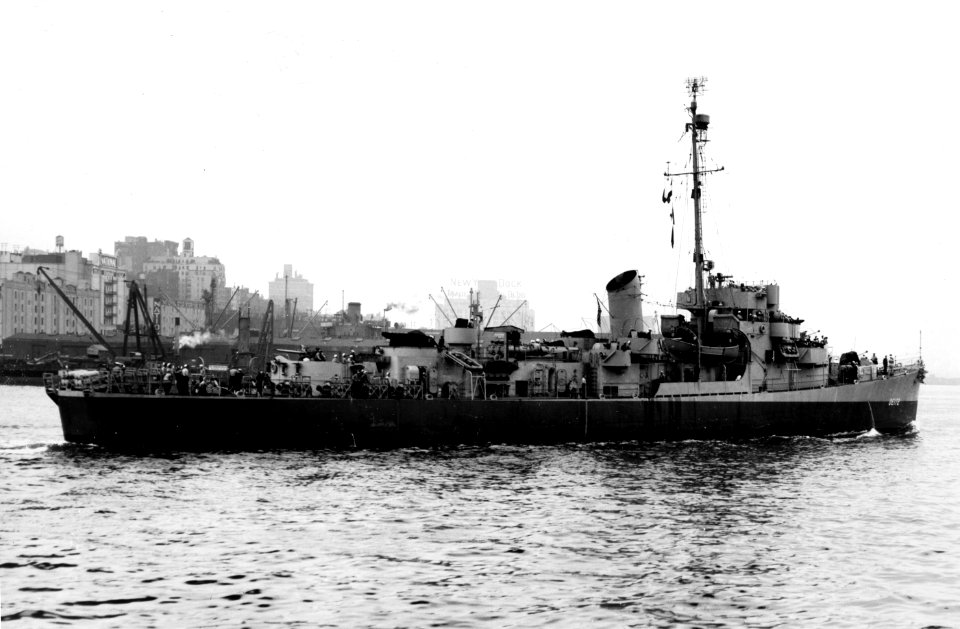 USS Cooner (DE-172) off the New York Naval Shipyard (USA), on 4 September 1943 (L45-63.07.01)