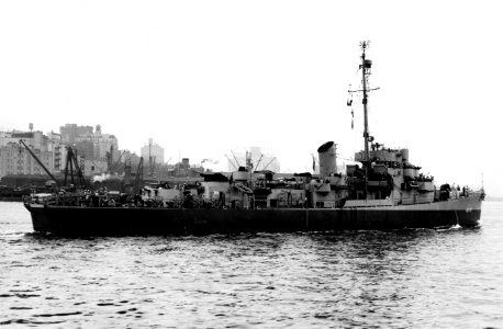 USS Cooner (DE-172) off the New York Naval Shipyard (USA), on 4 September 1943 (L45-63.07.01)