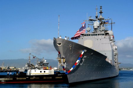 US Navy 060109-N-9643K-006 The guided missile cruiser USS Chosin (CG 65) prepares to moor onboard Pearl Harbor photo