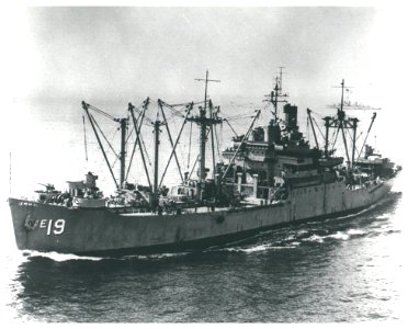 USS Diamond Head (AE-19) underway at sea photo