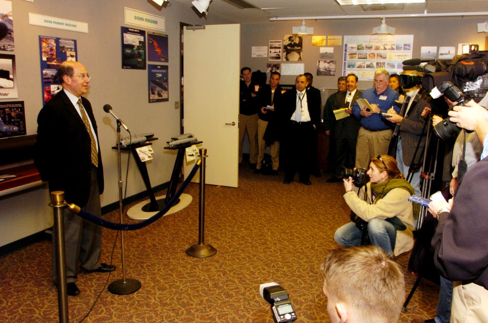 US Navy 060119-N-2568S-137 Following a tour of Electric Boat, Secretary of the Navy (SECNAV), the Honorable, Dr. Donald C. Winter meets with members of the local press