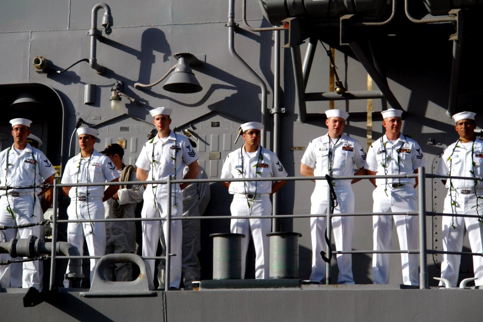 US Navy 060109-N-9643K-011 Sailors aboard the guided missile cruiser USS Chosin (CG 65) man the rails as the ship returns to Pearl Harbor