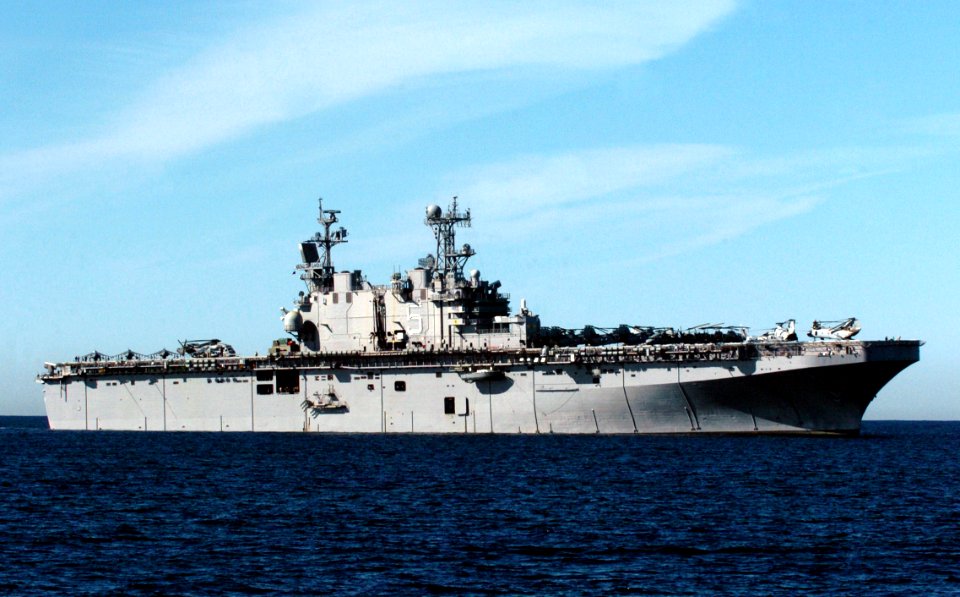 US Navy 051205-N-9866B-126 The amphibious assault ship USS Peleliu (LHA 5) underway in the Pacific Ocean