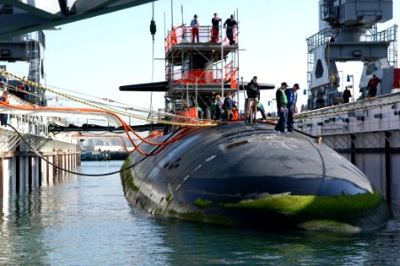 US Navy 060110-N-3532C-092 The crew of the Navy's only commissioned floating dry-dock, ARCO (ARDM-5), uses mooring lines to pull the Los Angeles-class fast-attack nuclear submarine USS Helena (SSN 725)