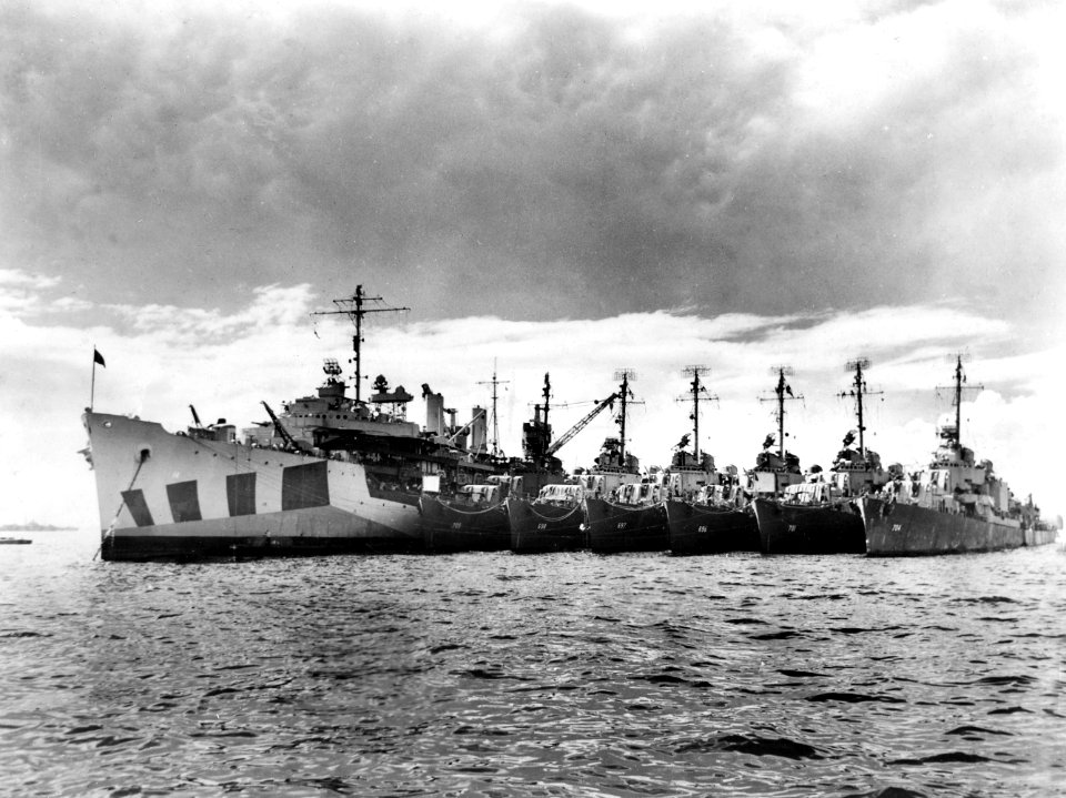 USS Dixie (AD-14) with destroyers off Leyte in 1945 (NH 905541)