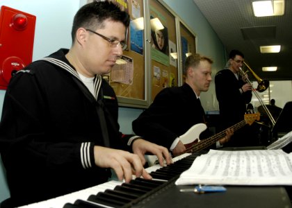 US Navy 060201-N-2385R-013 U.S. Seventh Fleet band member, Musician 2nd Class Robert Morrison of Ocean Beach, Calif., plays the keyboard