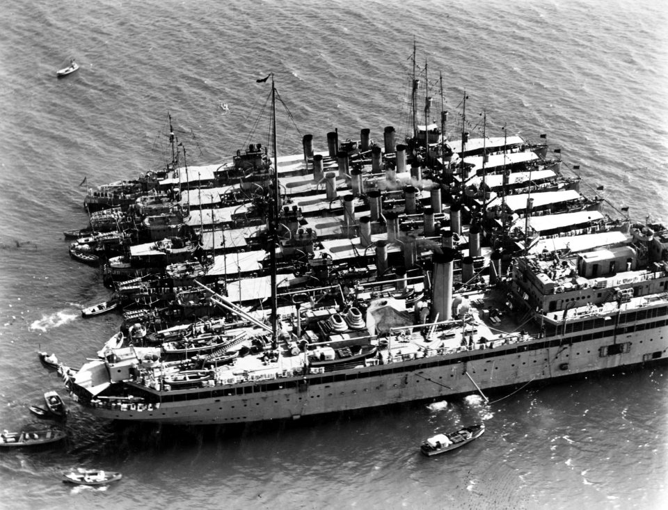 USS Dobbin (AD-3) at anchor with destroyers off Gonaïves, Haiti, in March 1928 (NH 61556)