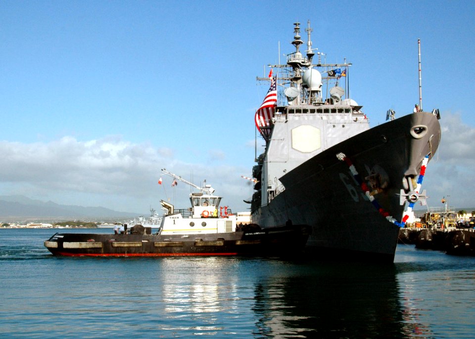 US Navy 060109-N-3019M-003 The guided missile cruiser USS Chosin (CG-65) prepares to moor in Pearl Harbor, Hawaii