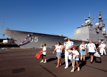 US Navy 060109-N-3019M-009 Sailors assigned to the guided missile cruiser USS Chosin (CG 65), and their family members leave the pier