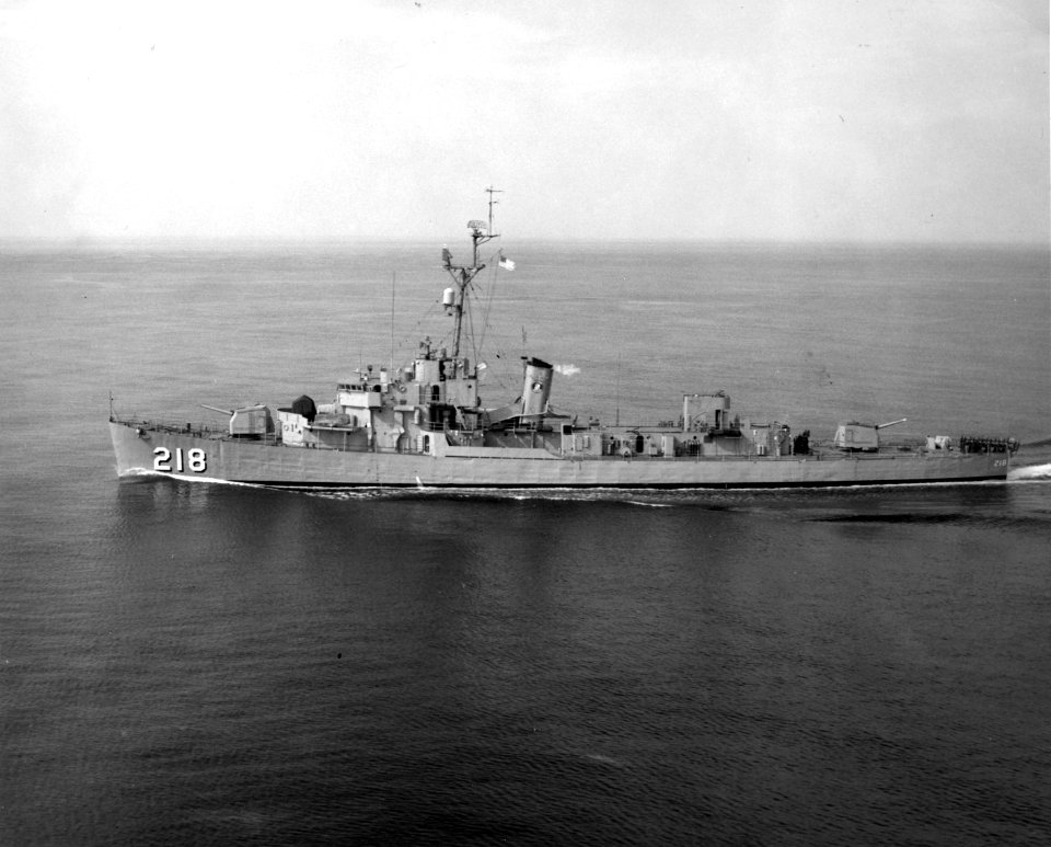 USS Darby (DE-218) underway in Hampton Roads, Virginia (USA), on 12 May 1965 (KN-12893)