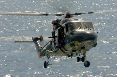 US Navy 060127-N-4374S-009 A Royal Netherlands Navy Lynx helicopter, assigned to the HNLMS De Zeven Provincien (FFG 80), prepares to land aboard the dock landing ship USS Carter Hall (LSD 50)