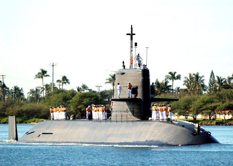 US Navy 060130-N-3019M-006 The Japanese Maritime Self-Defense Force (JMSDF) submarine Defense Ship (JDS) Oyashio, lead submarine of the Oyashio class, navigates through the Pearl Harbor channel