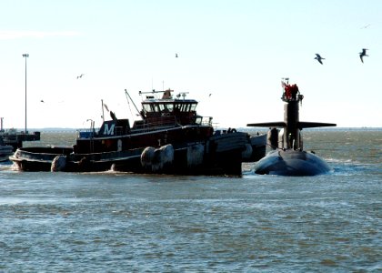 US Navy 060206-N-1464F-012 - A Navy tugboat pulls alongside the Los Angeles-class fast attack submarine USS Dallas (SSN 700), as the fast attack submarine gets underway in support of a Special Warfare Training exercise