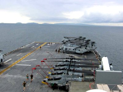 US Navy 060218-N-C4880-003 Marines from elements of the 3rd Marine Expeditionary Brigade (3D MEB) run on the flight deck aboard the amphibious assault ship USS Essex (LHD 2) while transiting the waters surrounding Verde Island