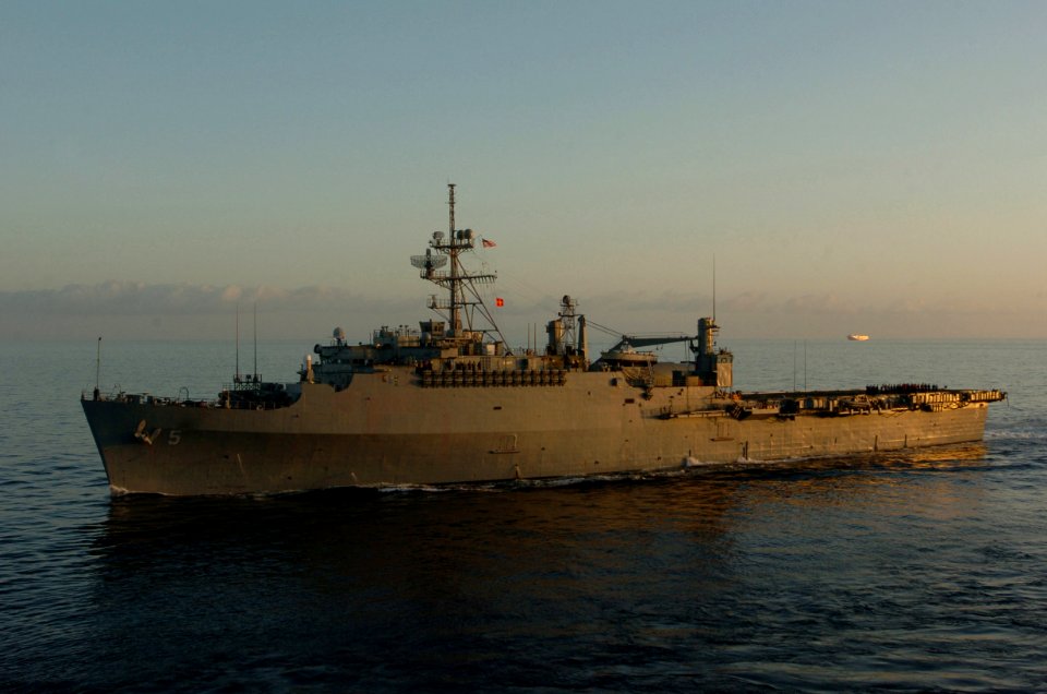 US Navy 060114-N-9866B-011 The amphibious transport dock ship USS Ogden (LPD 5) underway off the coast of Southern California