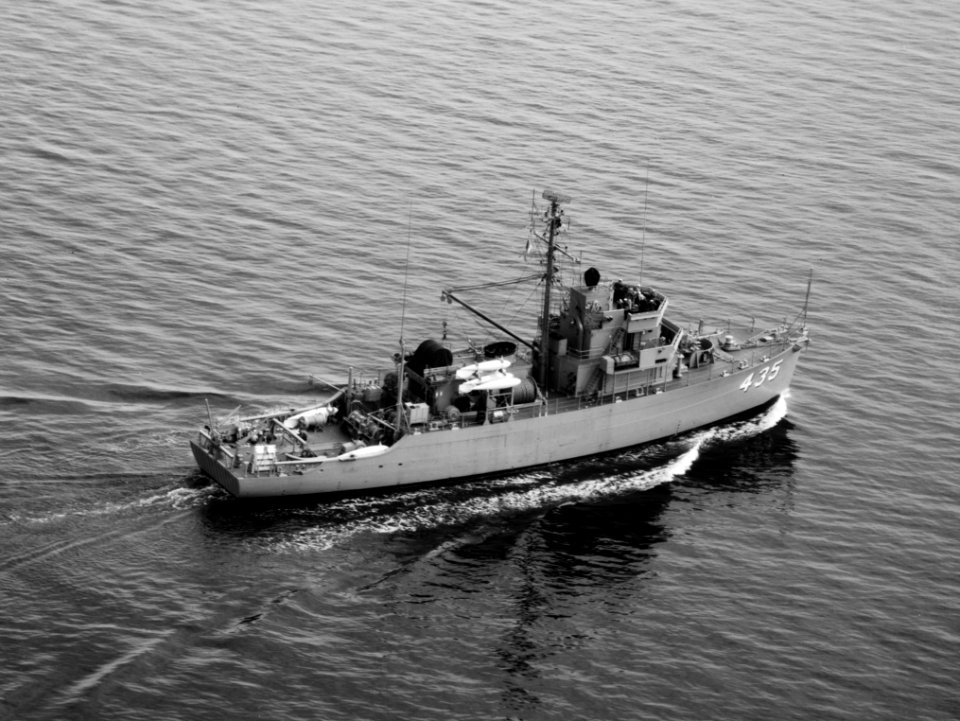 USS Endurance (AM-435) underway in Puget Sound, Washington (USA), on 30 March 1954 (6932802)