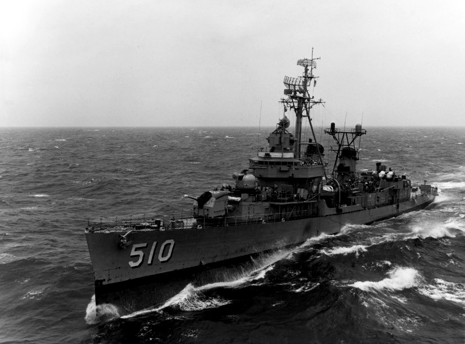 USS Eaton (DD-510) underway at sea in September 1964 (NH 107258)