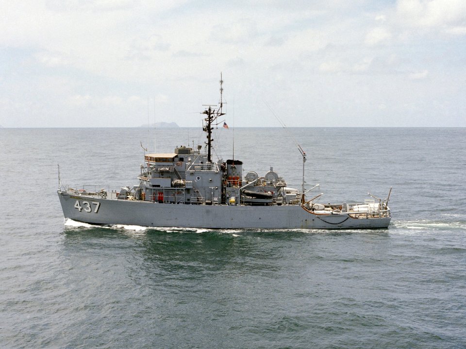 USS Enhance (MSO-437) underway in 1977