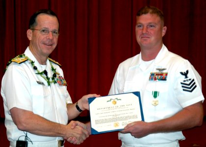 US Navy 060120-N-3019M-001 Chief of Naval Operations (CNO) Adm. Mike Mullen presents a Navy ^ Marine Corps Commendation Medal to Aviation Structural Mechanic 1st Class Larry D. Cummins photo