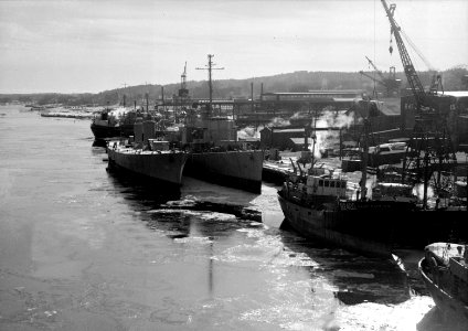 USS Epperson (DD-719) and USS Robert A. Owens (DD-827) at Bath Iron Works on 19 January 1948
