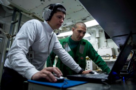 USS Farragut flight quarters 150415-N-VC236-007