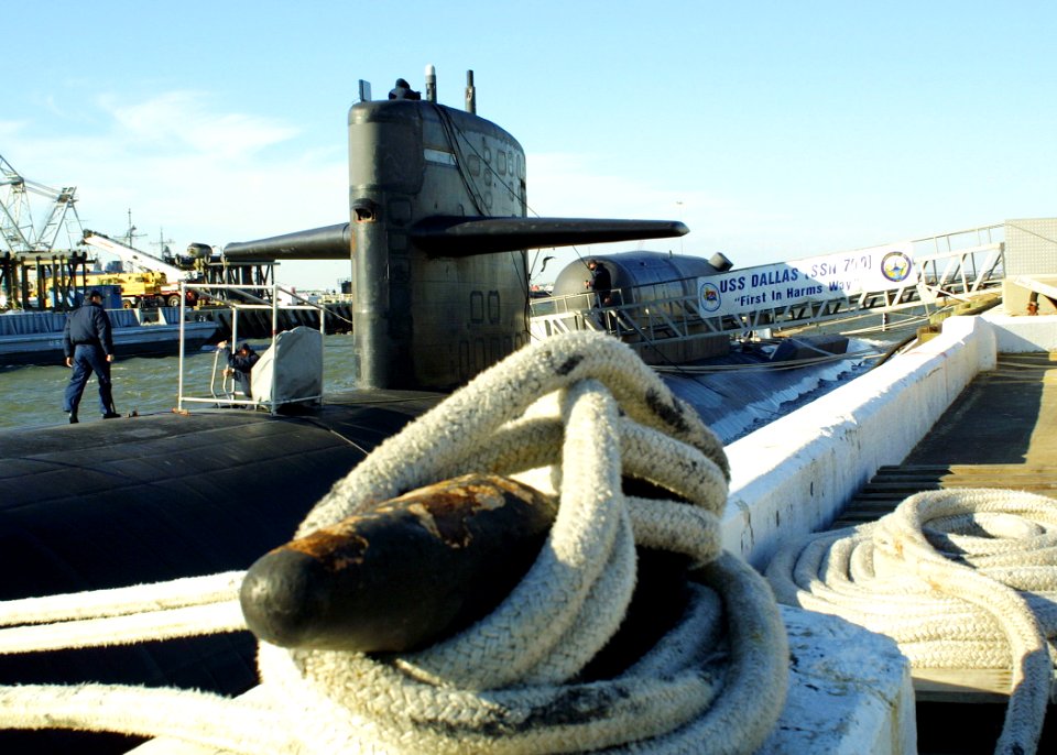 US Navy 060206-N-1464F-001 The Los Angeles-class fast attack submarine USS Dallas (SSN 700) sits pierside with the Dry Deck Shelter (DDS)-equipped submarine attached to its aft escape trunk