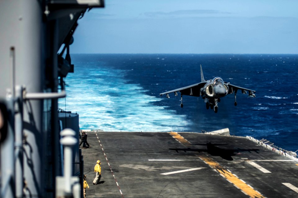 USS Essex operations 150525-N-IC565-025