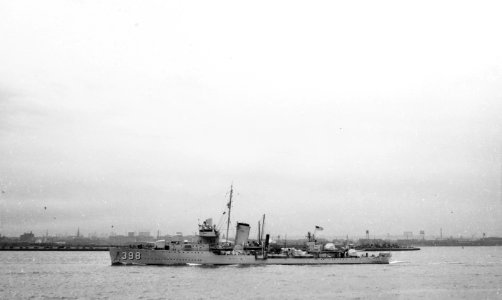 USS Ellet (DD-398) underway off New York City, in 1939 (NH 81176)