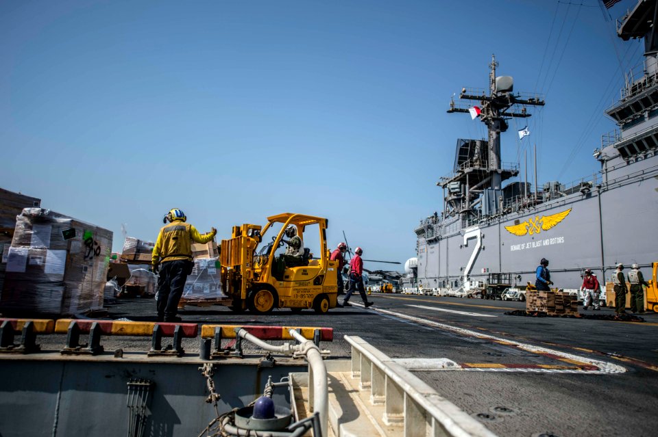 USS Essex (LHD 2) 151006-N-IC565-159 (22638926276)