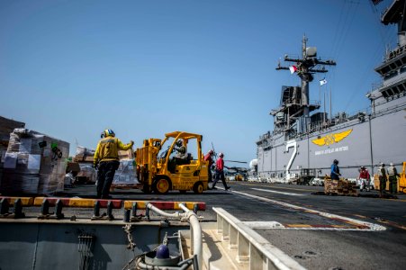 USS Essex (LHD 2) 151006-N-IC565-159 (22638926276)