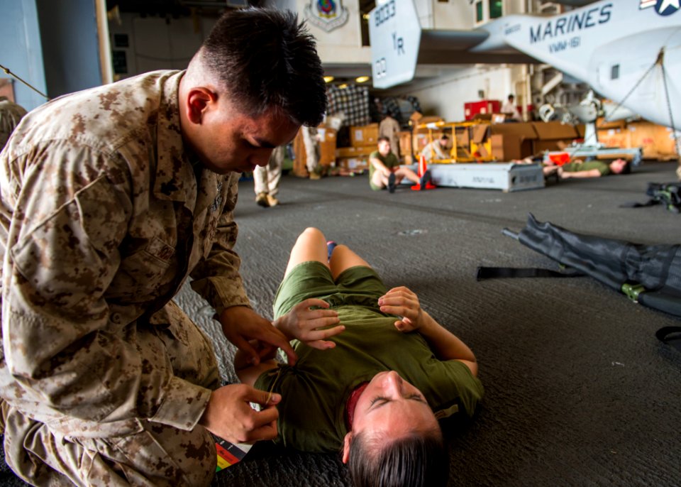 USS Essex (LHD 2) 151015-N-FV739-025 (22042025724)