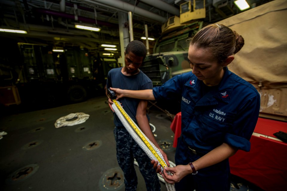 USS Essex (LHD 2) 151027-N-IC565-053 (22476652820)