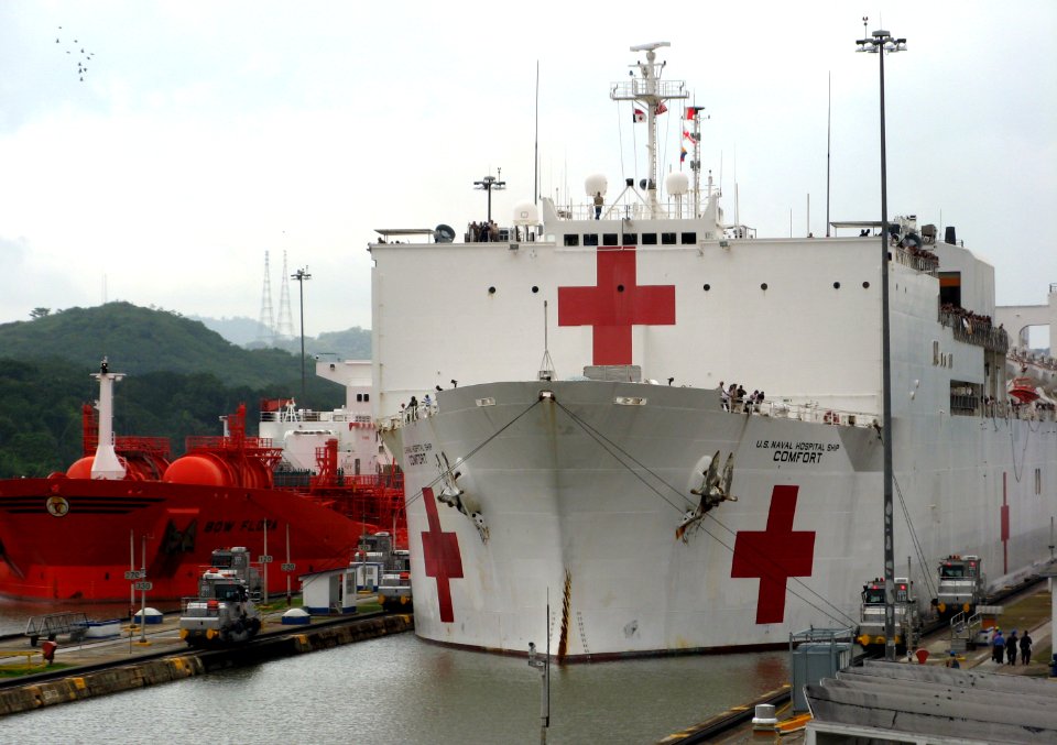 US Navy 060309-N-0000X-001 The military Sealift Command hospital ship USNS Comfort (T-AH 20) makes her way through the Panama Canal to cross into the Pacific Ocean