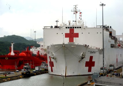 US Navy 060309-N-0000X-001 The military Sealift Command hospital ship USNS Comfort (T-AH 20) makes her way through the Panama Canal to cross into the Pacific Ocean