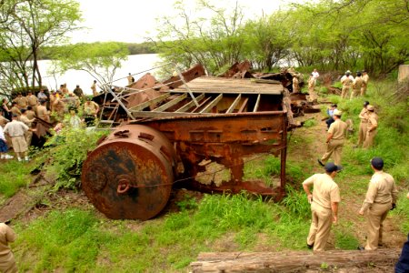 US Navy 060316-N-9643K-007 Sailors from the Pearl Harbor Surface Navy Association (SNA) visit the site of the USS Arizona relics